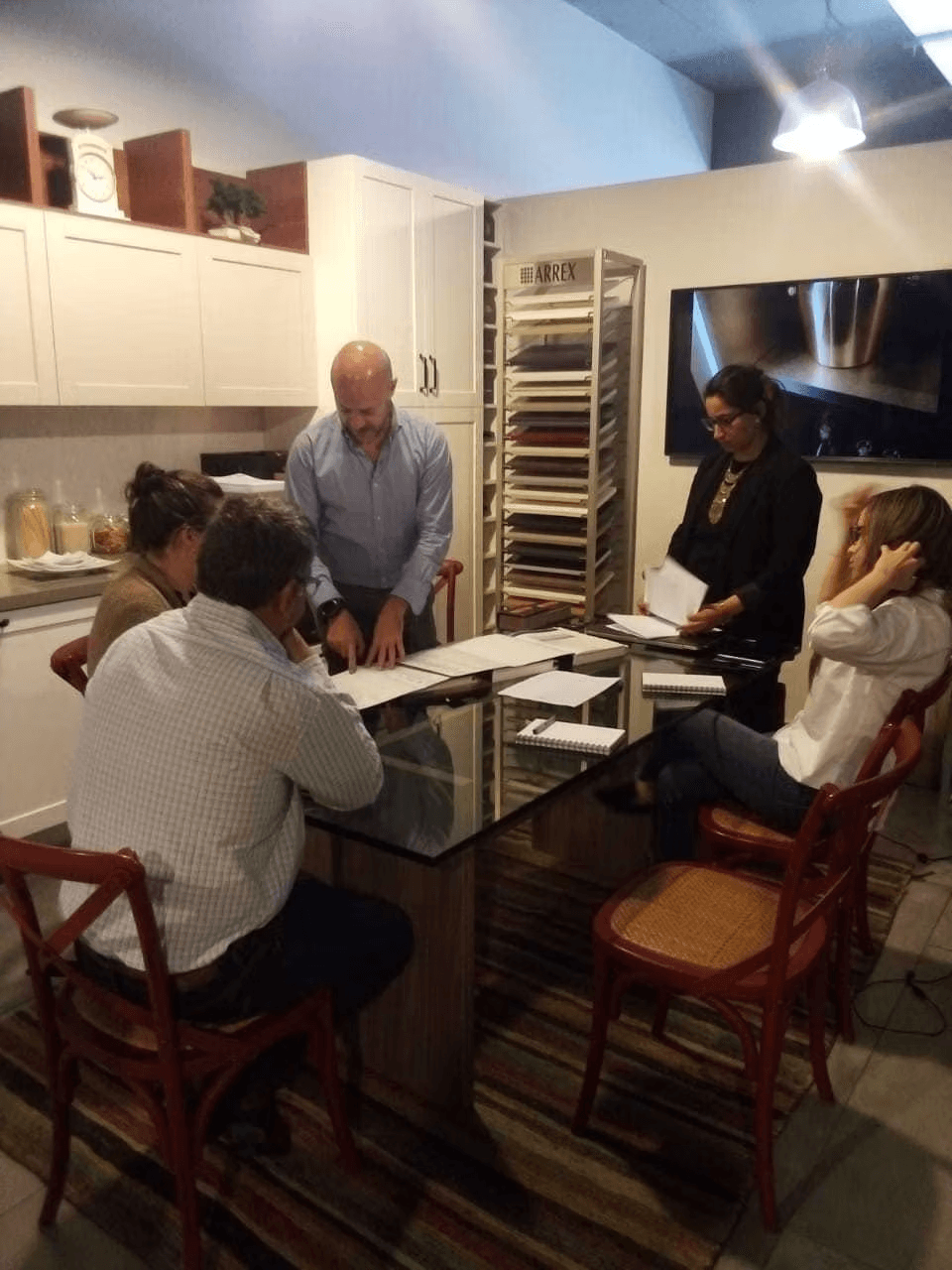 Capacitación equipo MOBEL con representante de Arrex